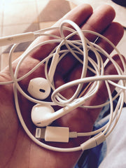 ORIGINAL QUALITY APPLE EARPODS WITH LIGHTNING CONNECTOR